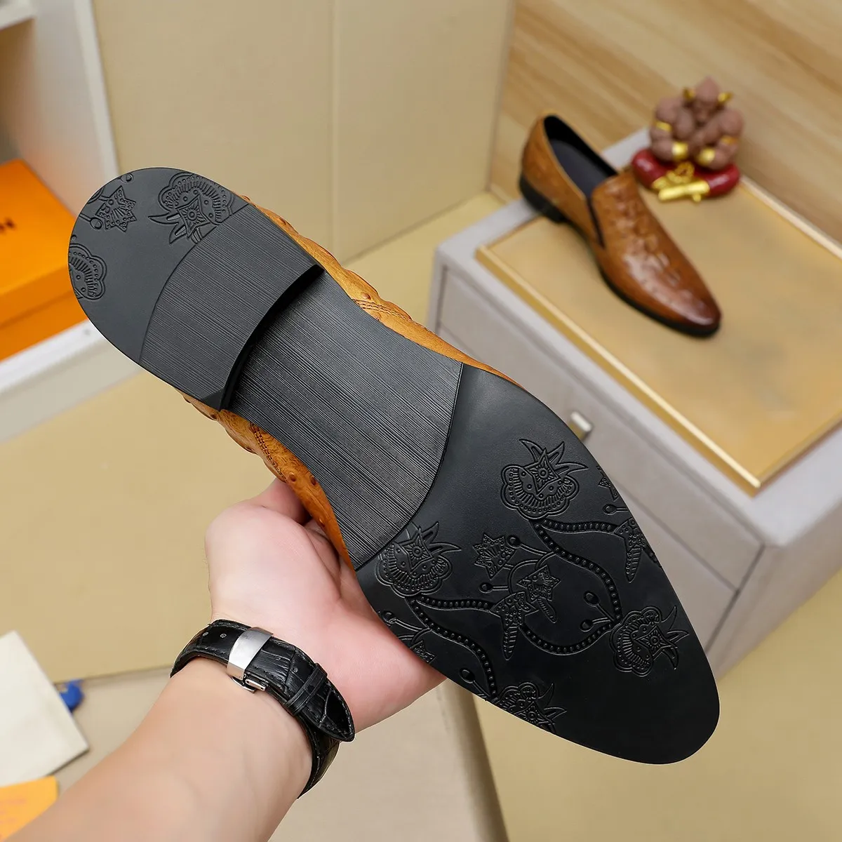 Men's shoes 💰540 💰 Louis Vuitton LV ® Autumn and Winter 🆕 models 🔛Full shoe counter First layer cowhide, 🐂leather lining casual shoes for men, super soft outsole, essential for driving. Counter synchronized original first layer cowhide completely 1:1 mold customization 🌹Top version, 2 colors optional! Number: 38-45 (37.46. Customized)